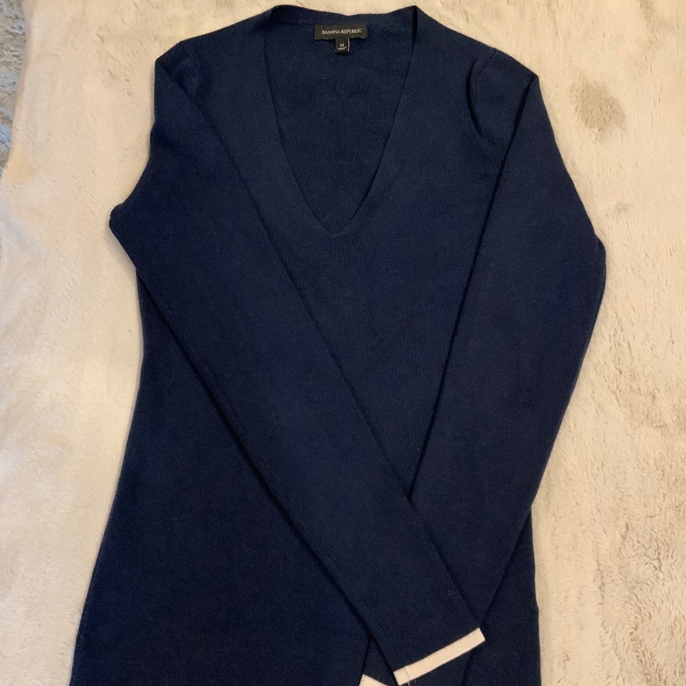 Banana Republic Navy M V Neck Sweater Coastal Preppy Minimalist Officecore